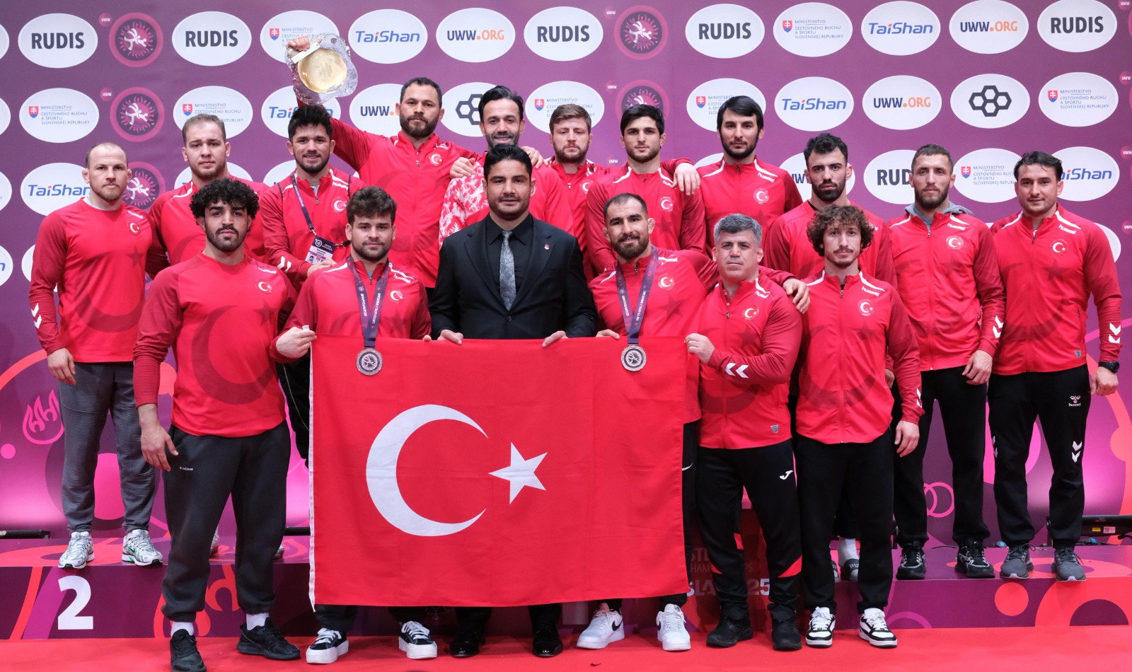 Erkekler Serbest Güreş A Milli Takımı Avrupa üçüncüsü oldu