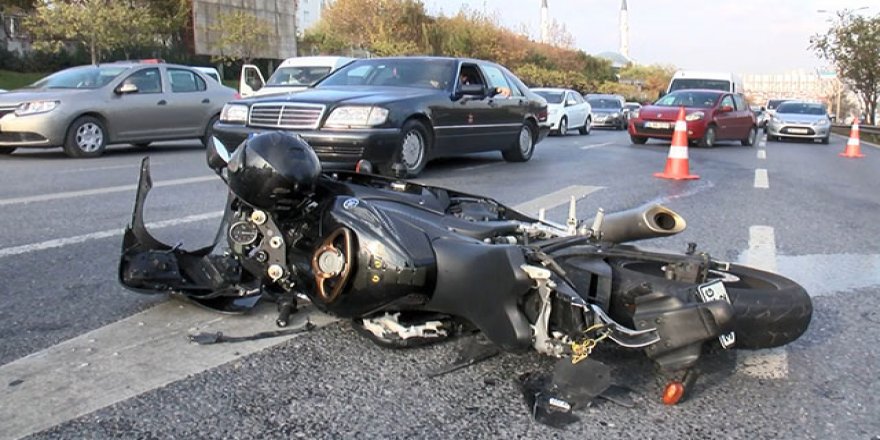 Esenyurt'ta TIR'a çarpan motosiklettekiler yaralandı