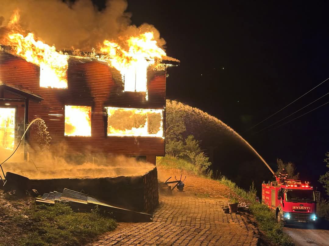 Artvin'de 2 katlı ahşap ev alevlere teslim oldu