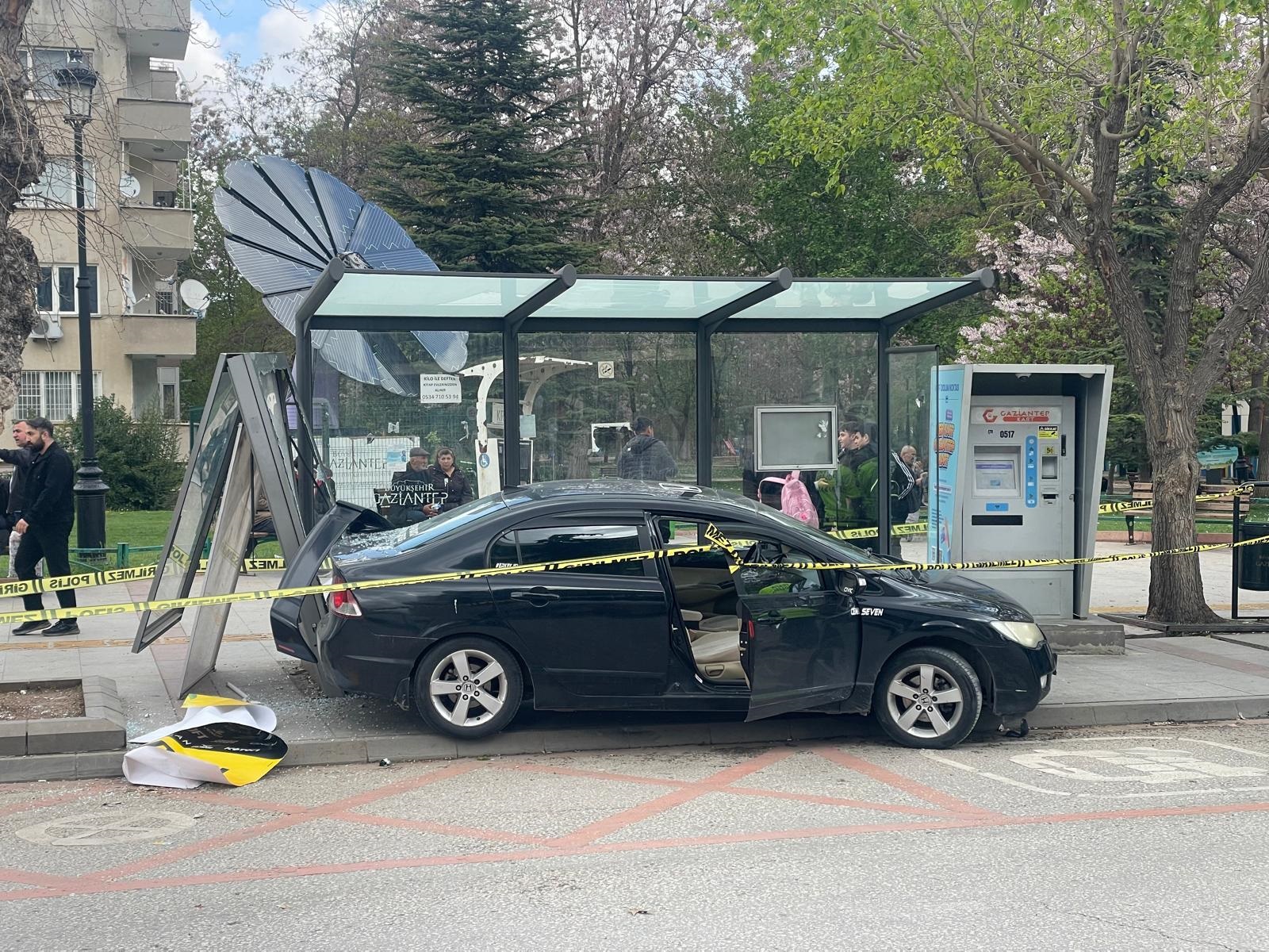 Gaziantep’te kaza! Otomobil, otobüs durağına daldı, 5 yaralı