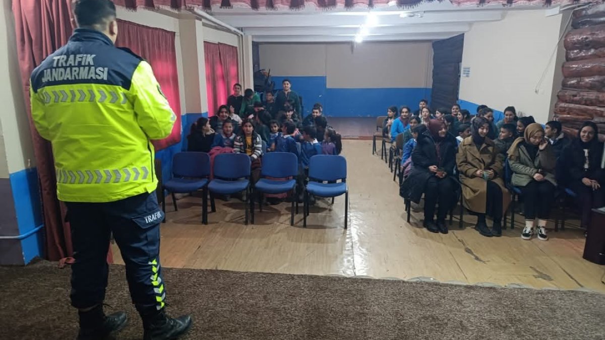 Akyaka’da jandarma, öğrencilere trafik bilinci aşılıyor
