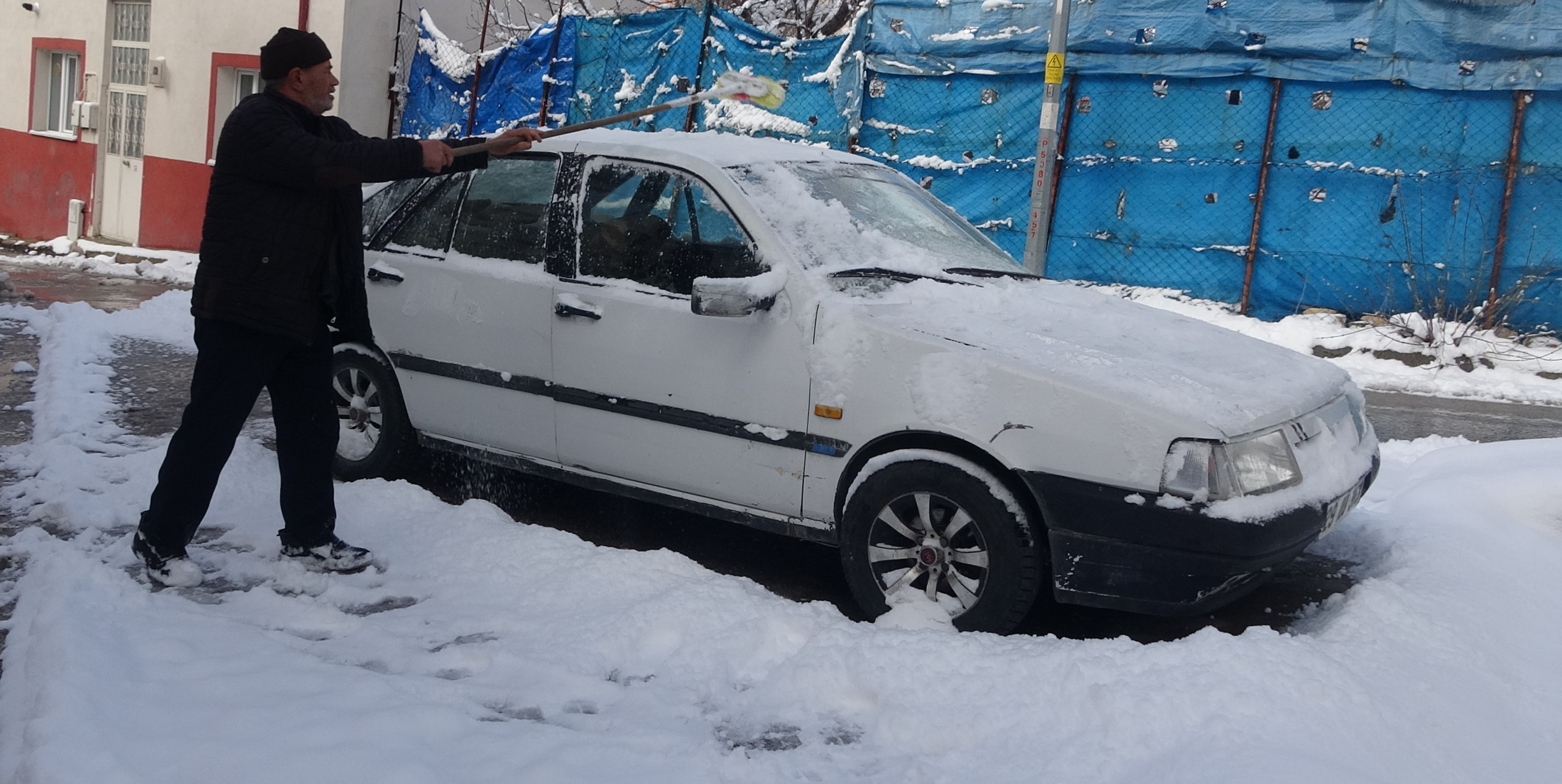 Bayburt beyaz örtüyle kaplandı: Vatandaşlar güne kar temizliğiyle başladı