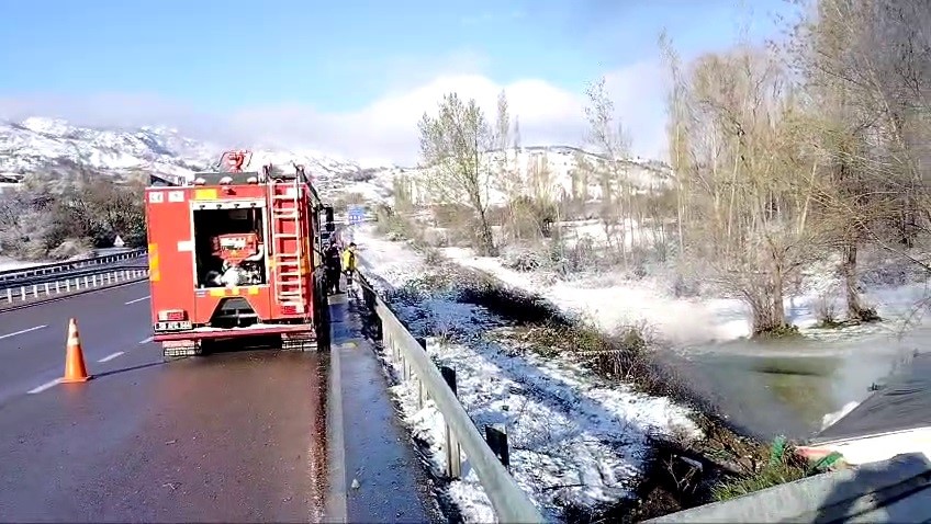 Kontrolden çıkan tır devrilerek alev aldı, sürücü hayatını kaybetti