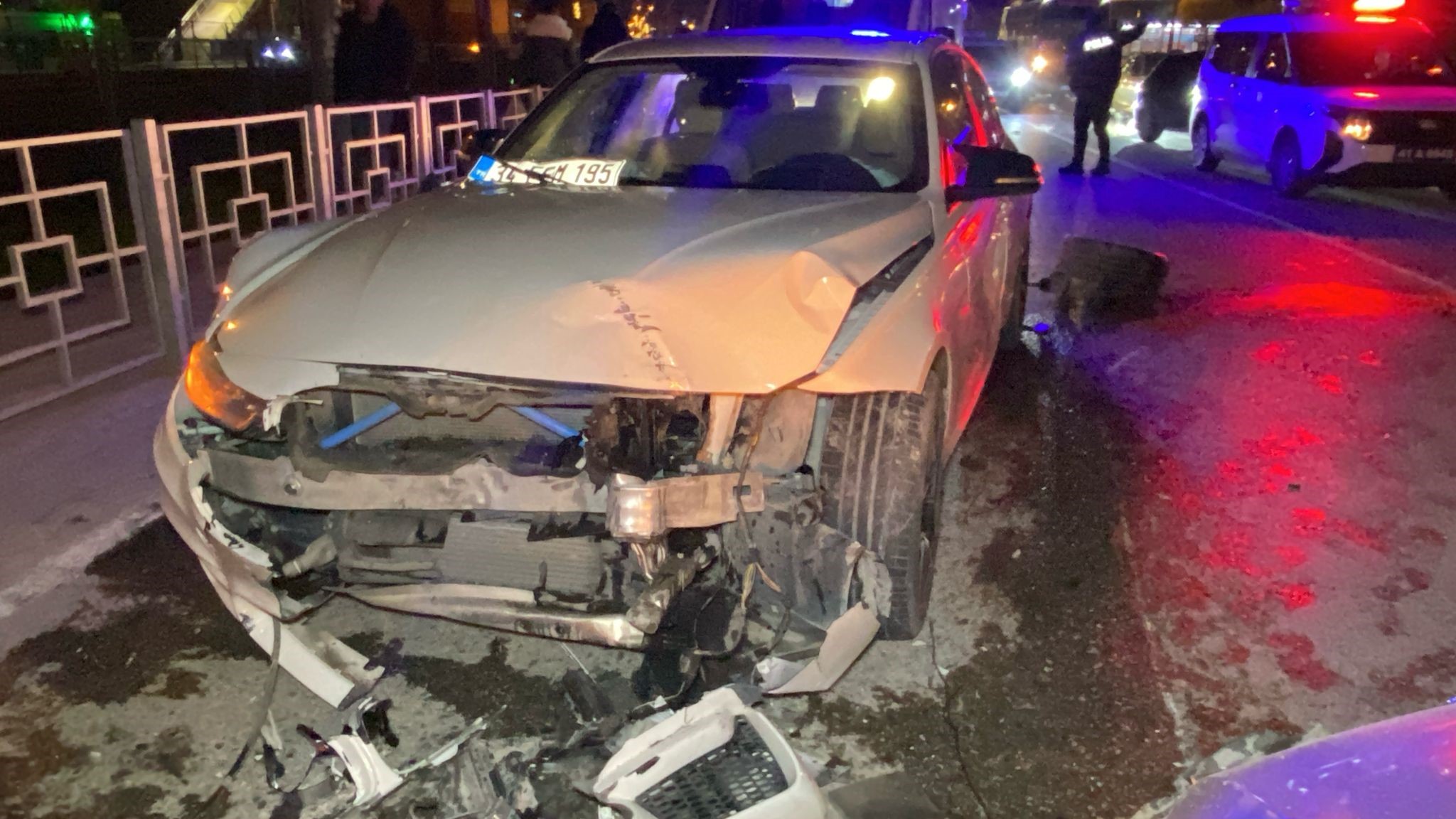 Kocaeli'de trafik kazası: İki araç da hurdaya döndü, sürücüler yara almadan kurtuldu