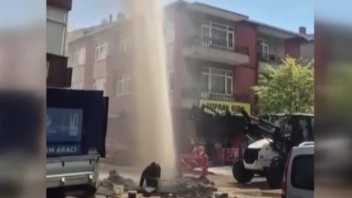 Ataşehir'de su borusu patladı! Yüksek basınçlı su havaya fışkırdı