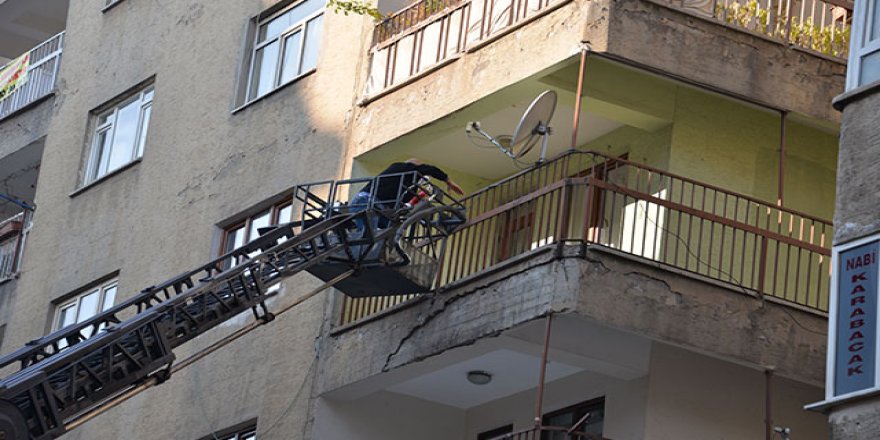 Evde bayılan yakını için itfaiye merdiveniyle balkona çıkıp, camı kırdı