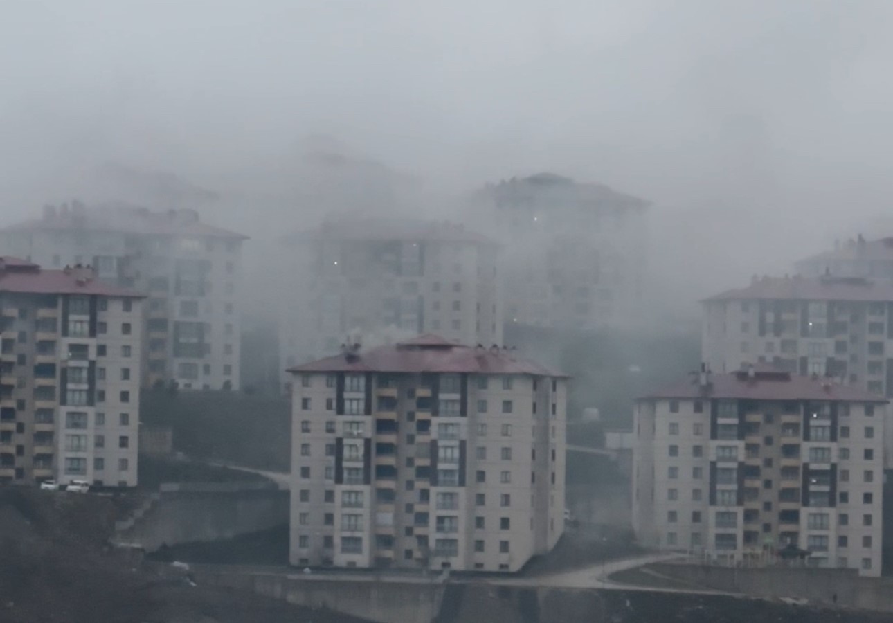 Yüksekova'da binaların üzerini kaplayan yağmur bulutları kamerada