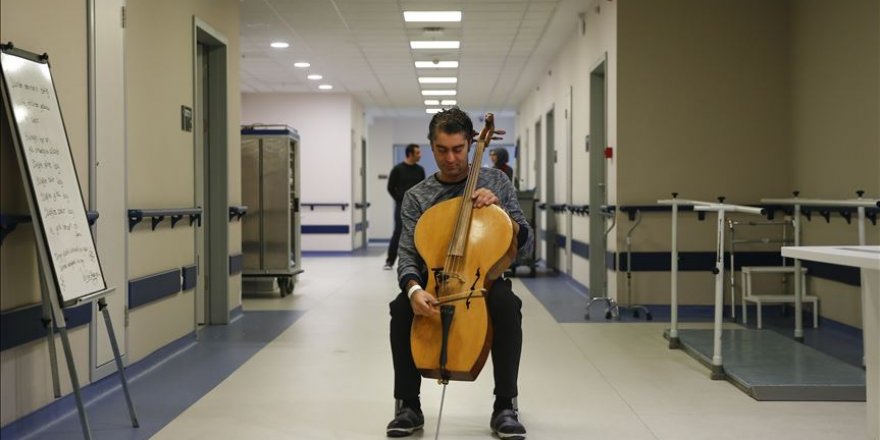 Tedavi gördüğü hastanede çellosuyla moral buluyor