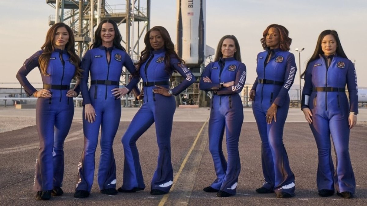 Şarkıcı Katy Perry, tamamı kadınlardan oluşan ekiple uzaya çıktı