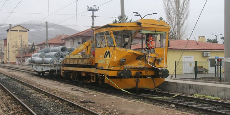 Divriği'de, demir yolunda iş makineleri çarpıştı