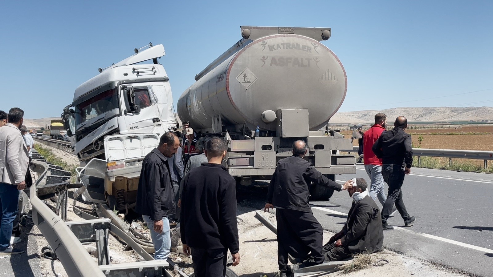 Şanlıurfa’da otomobil ile tır çarpıştı: 4 yaralı