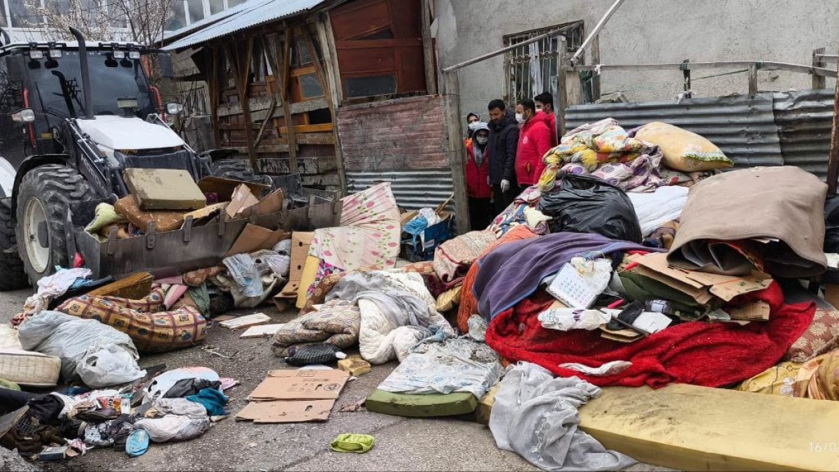 Van'da kötü koku yayılan evden 10 ton çöp çıktı