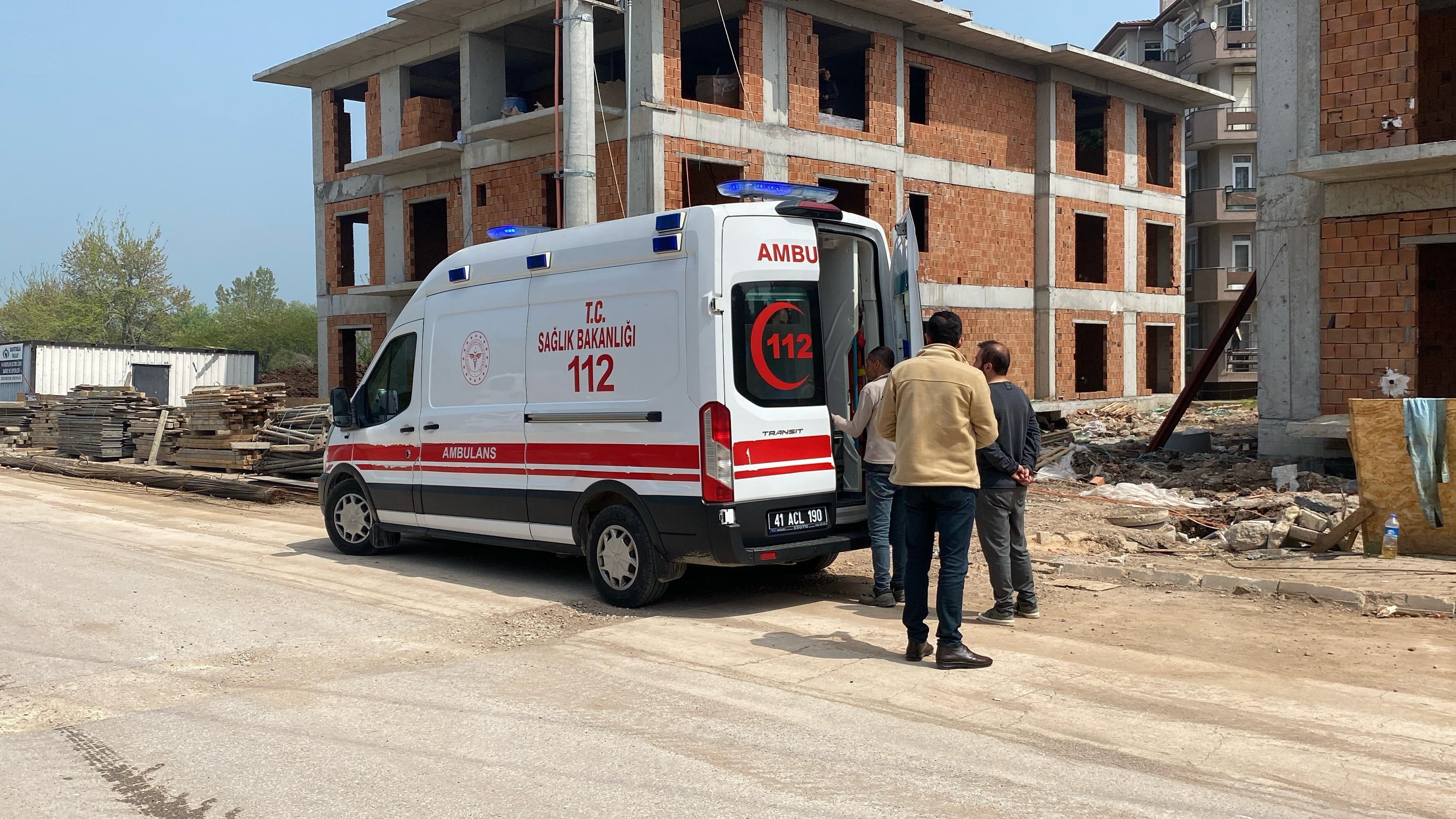 Kocaeli’de iş kazası: 3 metre yükseklikten düşen işçi yaralandı