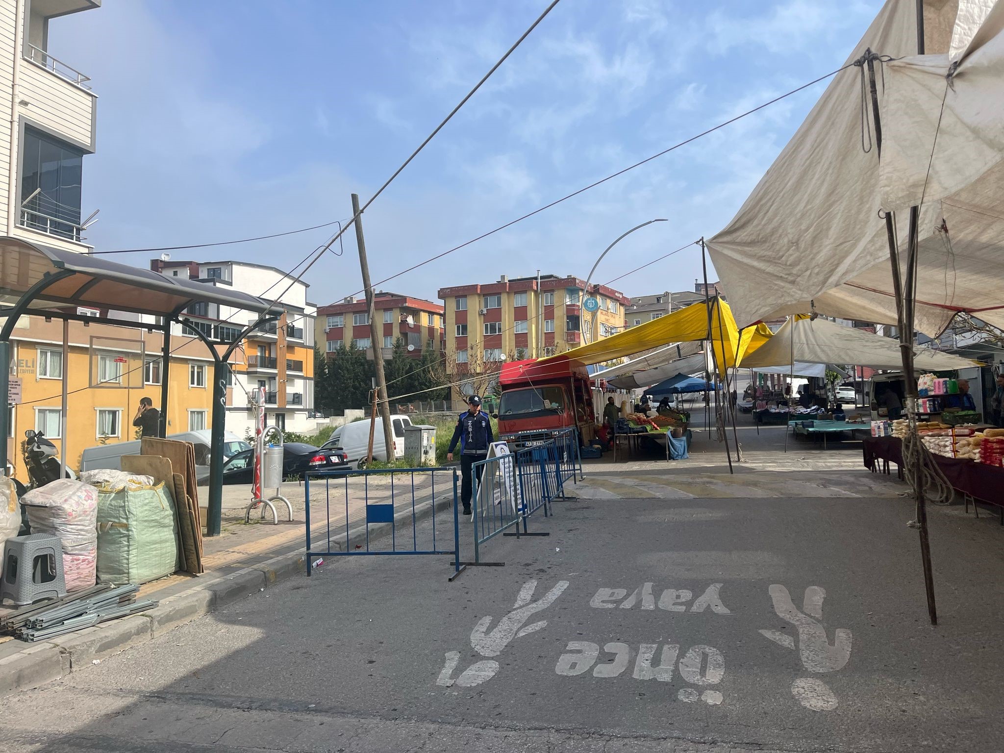 Kurallarına uymayan pazarcı esnafının tezgahı kapatıldı