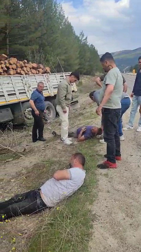 Karabük'te odun yüklü tır devrildi: 2 yaralı