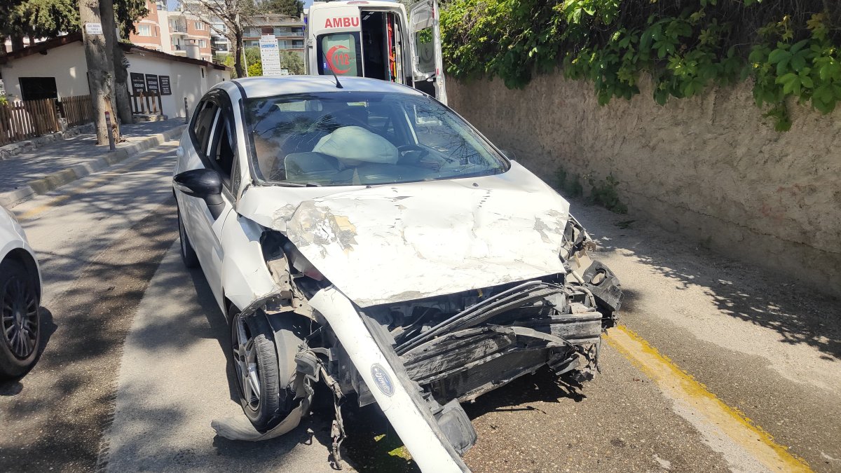 Direksiyon hakimiyetini kaybeden sürücü bahçe duvarına çarptı