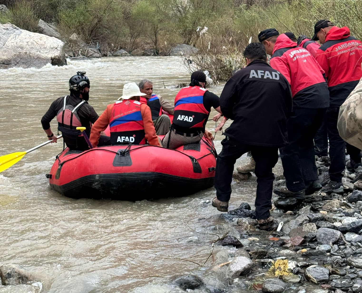 Zap Suyu yükselince mahsur kalan 4 kişi ekipler tarafından kurtarıldı