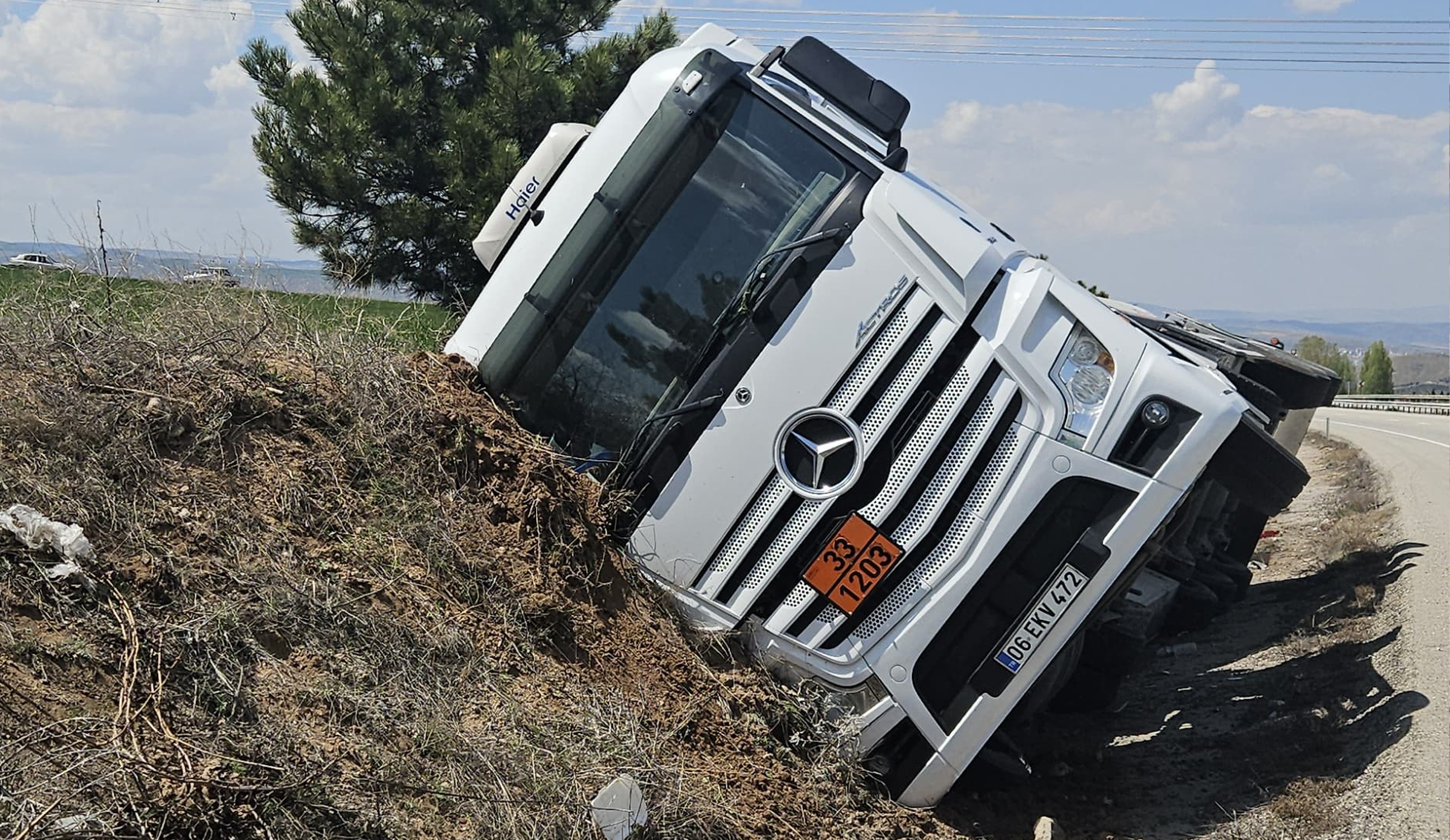 Kırıkkale'de akaryakıt yüklü tanker şarampole devrildi