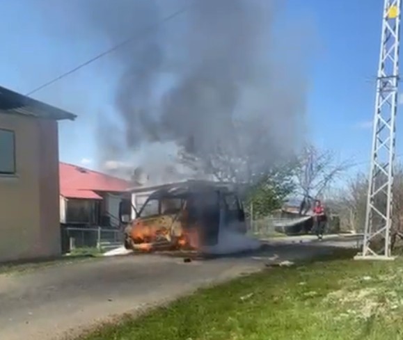 Kastamonu’da seyir halindeki minibüs yandı