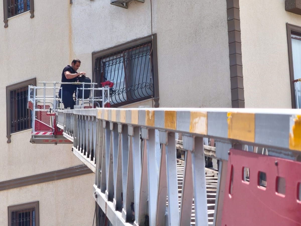 Pencere korkuluklarında mahsur kalan kedi, itfaiye ekiplerini harekete geçirdi