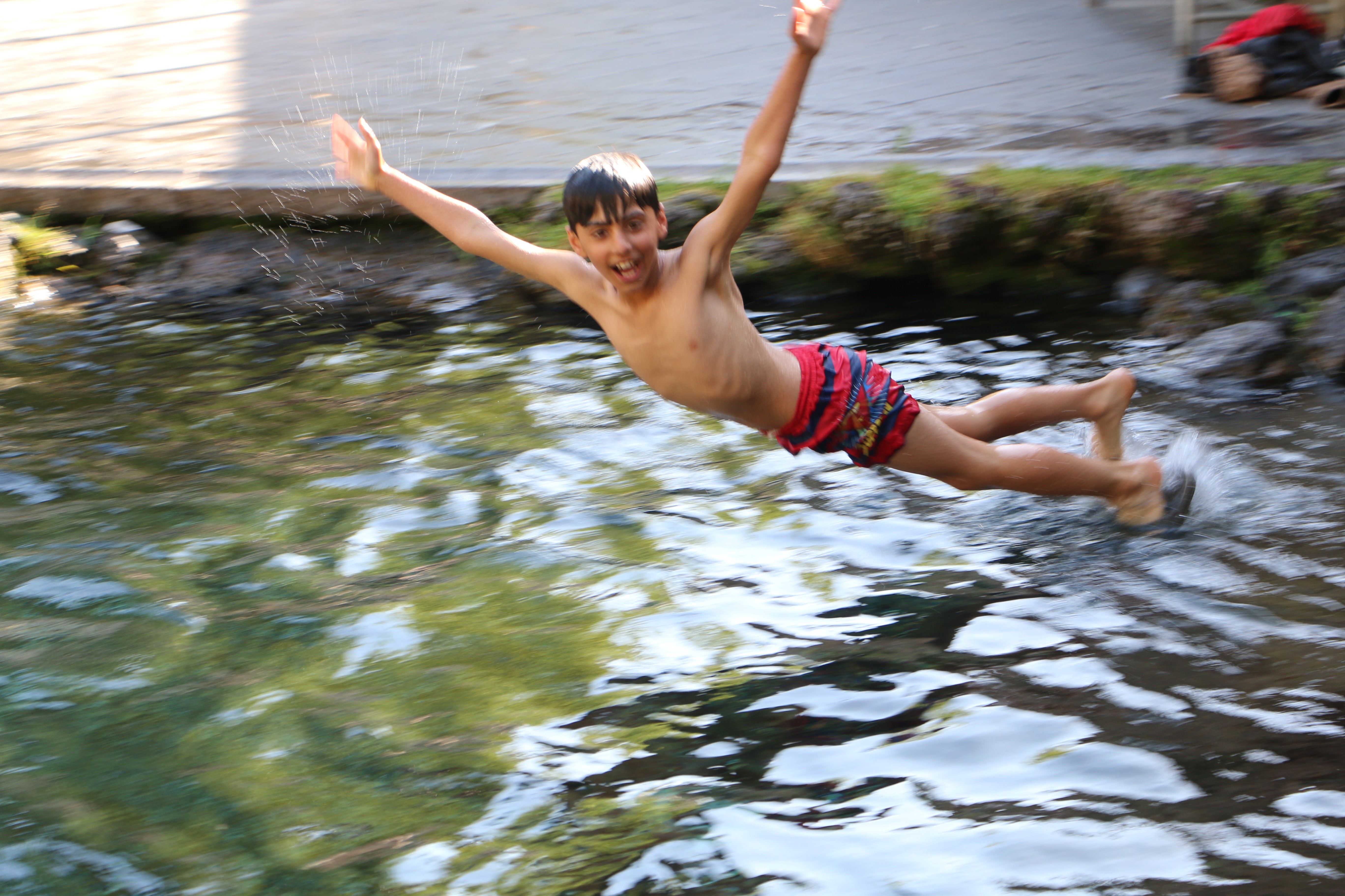 Diyarbakır’da güneş kendini gösterdi: Çocuklar süs havuzunda serinliyor