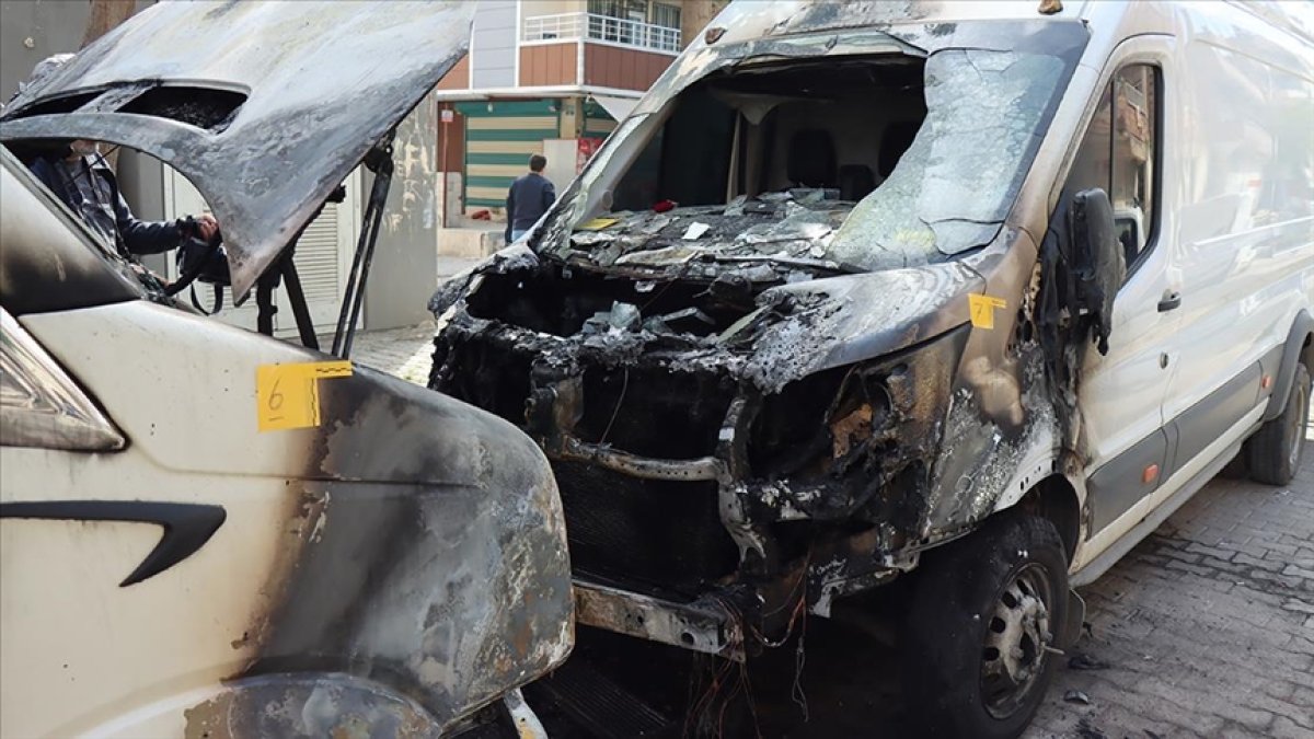 Park halindeki 9 araç ateşe verildi: Araçlar art arda kundaklandı