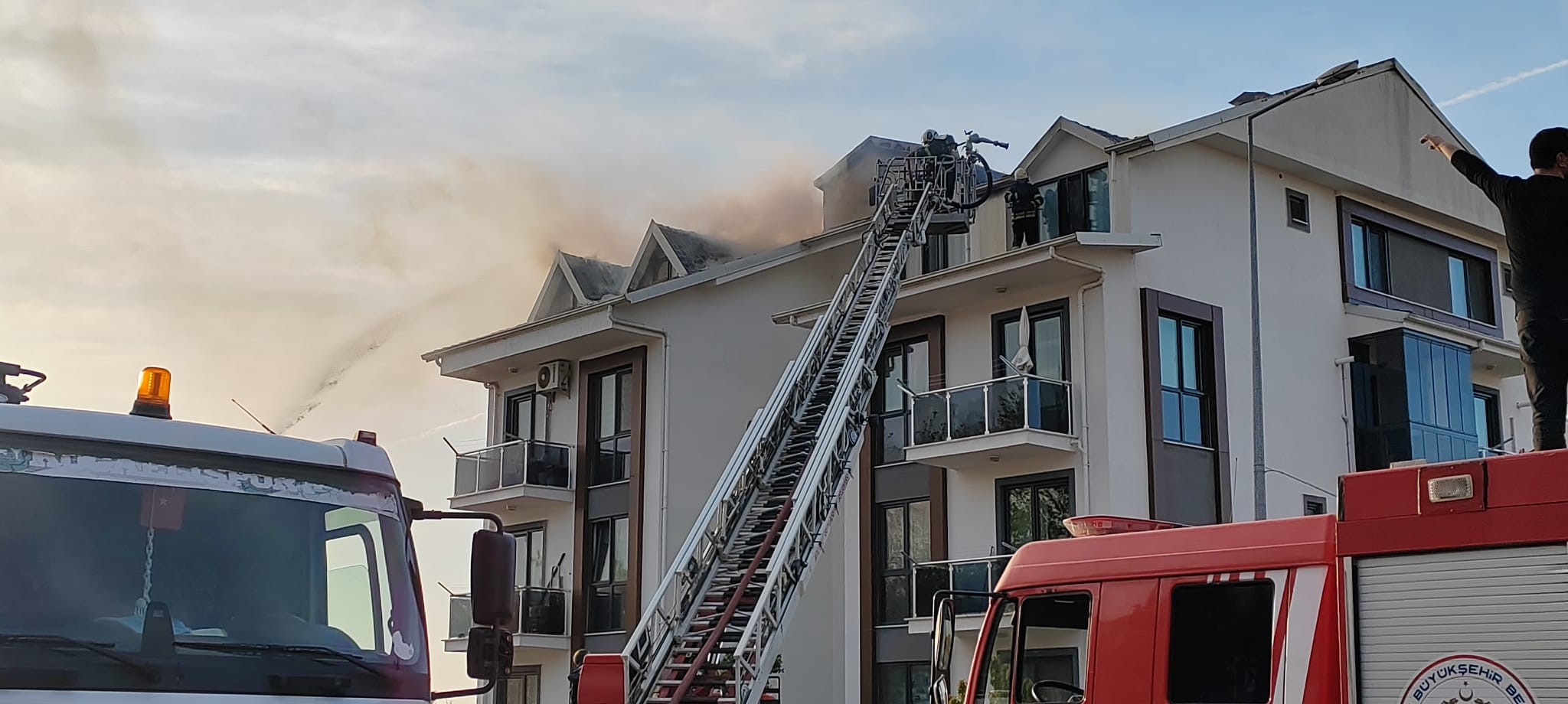 Çatı alev alev yandı, bina sakinleri gözyaşları içinde izledi