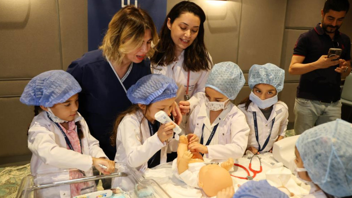 Çocuklar doktor olup maketler üzerinde ameliyat yaptı!