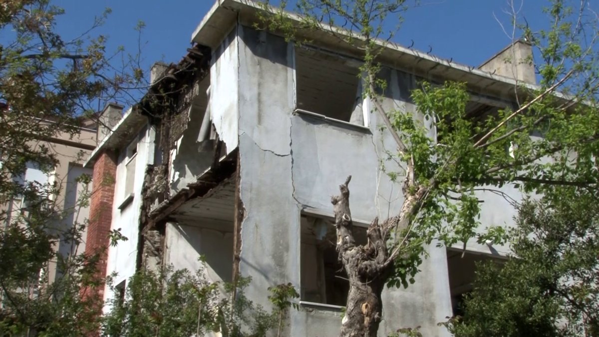 Bakırköy'de 3 katlı metruk binada kısmi çökme meydana geldi