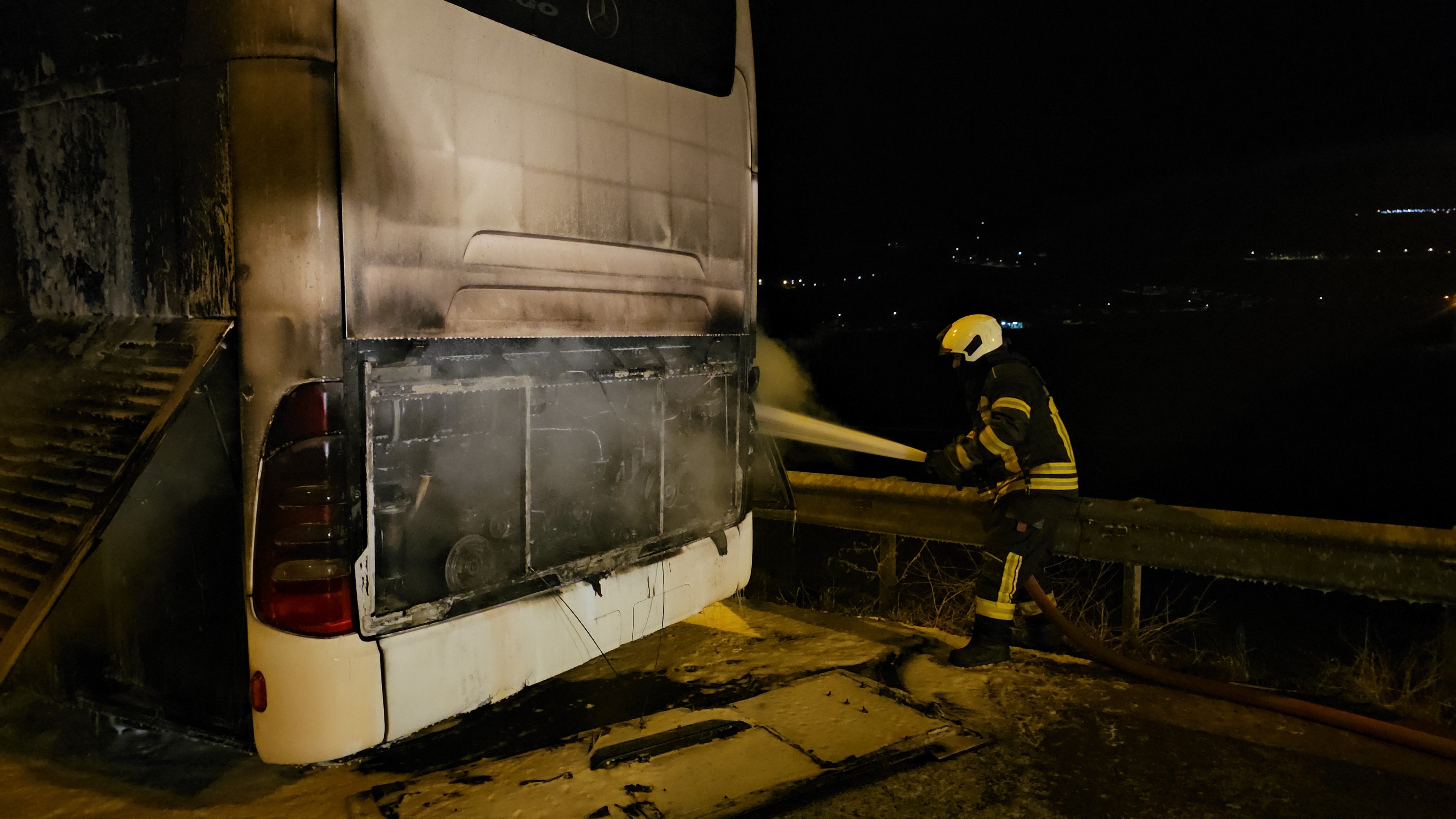 Turistleri taşıyan otobüs yandı, faciadan dönüldü