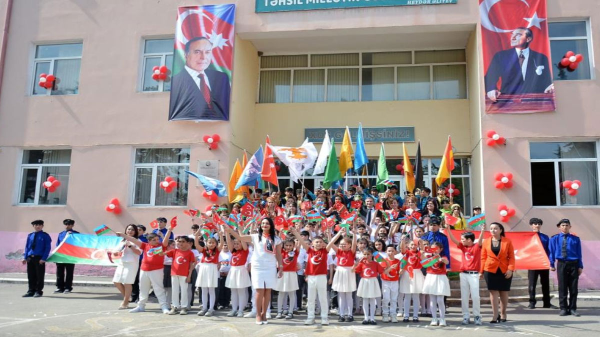 Azerbaycanlı öğrenciler 23 Nisan’ı ilk defa Türk kardeşleri gibi kutladı