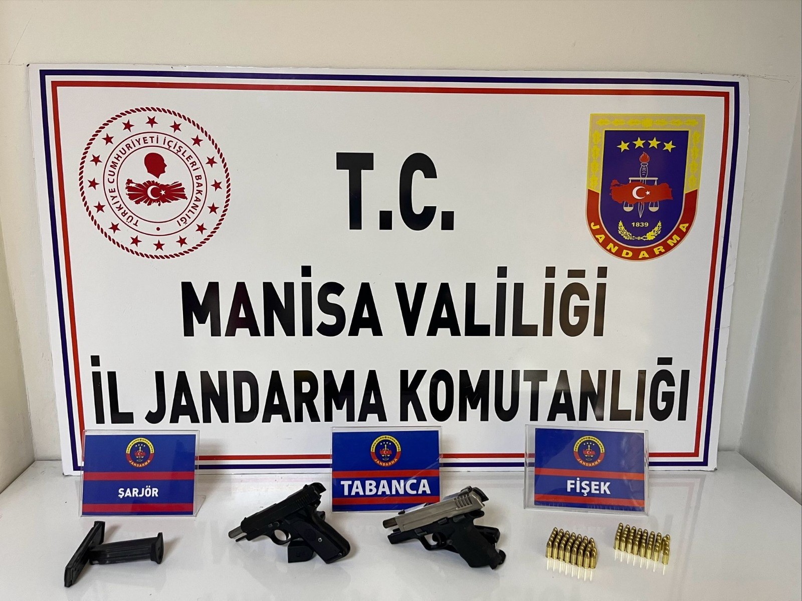 Manisa'da ikamette 2 tabanca ve 77 mermi ele geçirildi