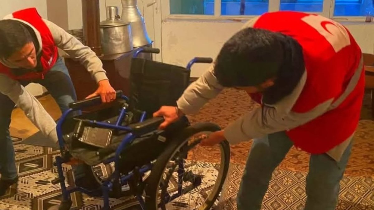 Ağrı'da yatalak hastaya umut oldular