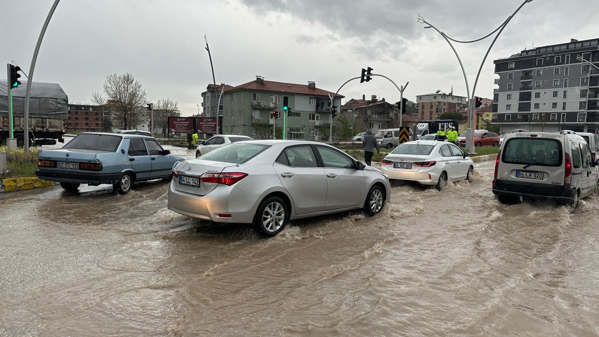 Uşak'ta sağanak yağış yolları göle çevirdi
