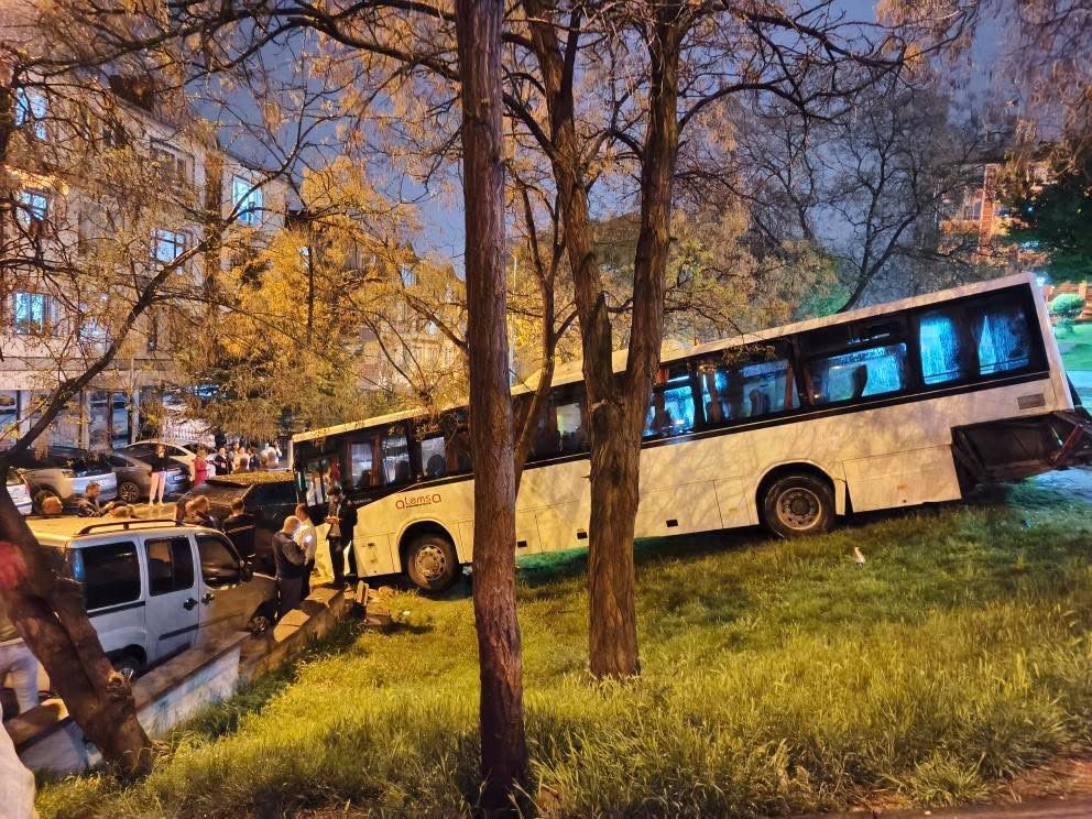 Ankara'da park halindeki otobüs freni boşalınca parka daldı