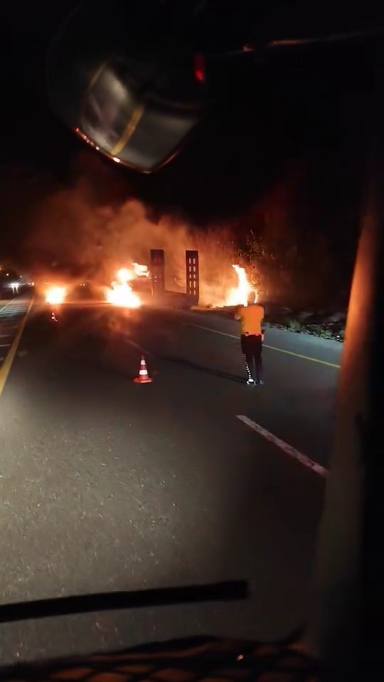 Elazığ'da tır alev alev yandı