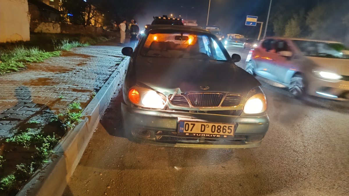 Eskişehir'de şerit değiştirmeye çalışan motosiklet otomobile çarptı