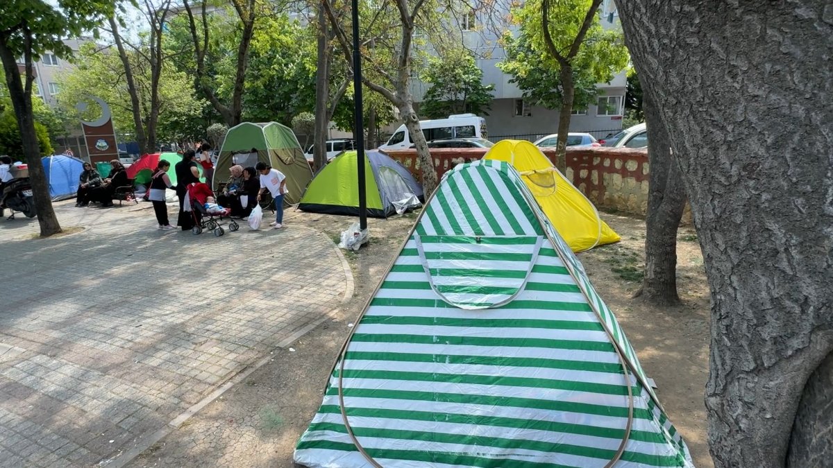 Avcılar'da evlerine girmekten çekinenler çadırlarda kalmaya devam ediyor