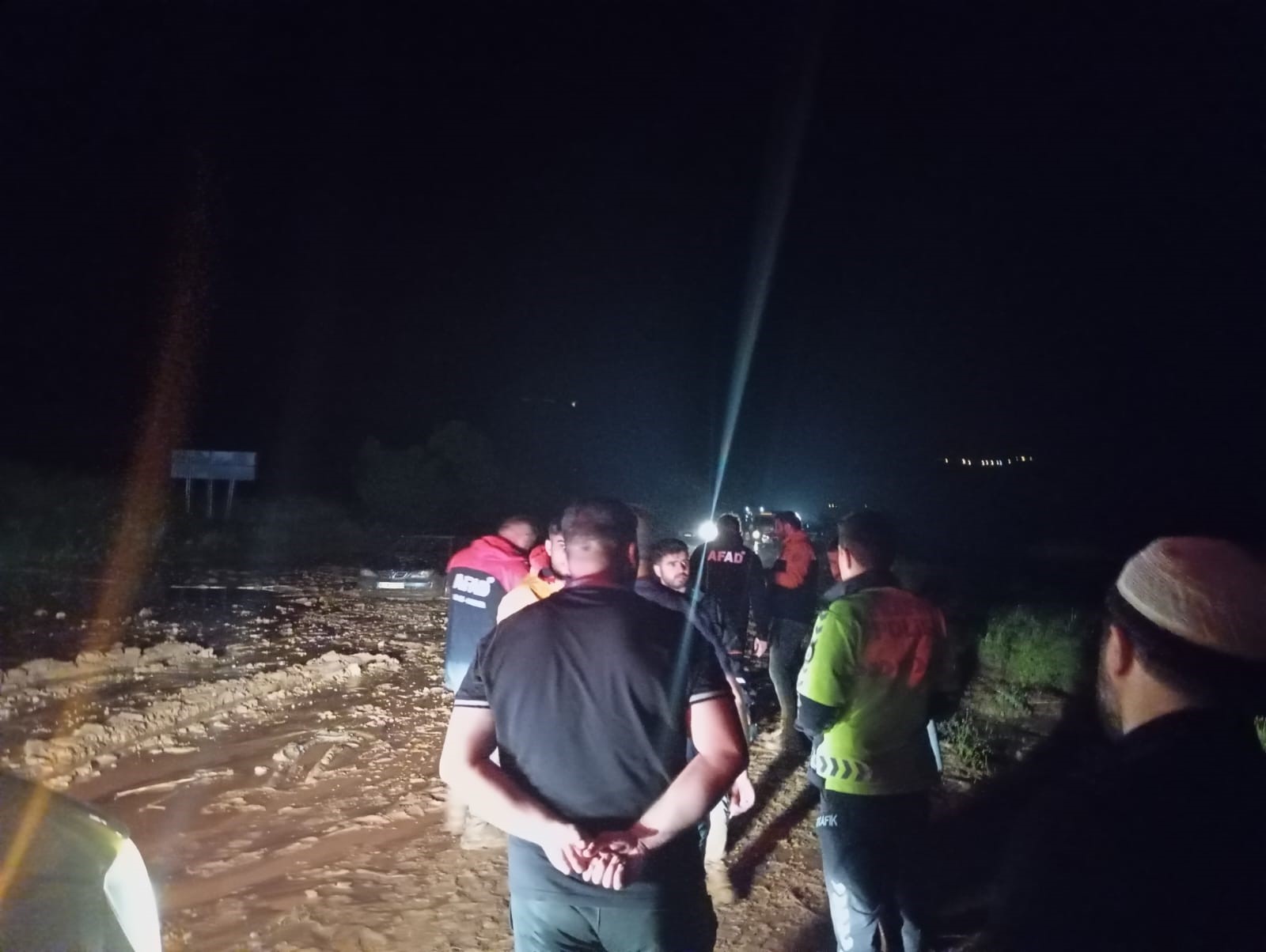 Siirt'te sağanak nedeniyle derler taştı, yollar kapandı