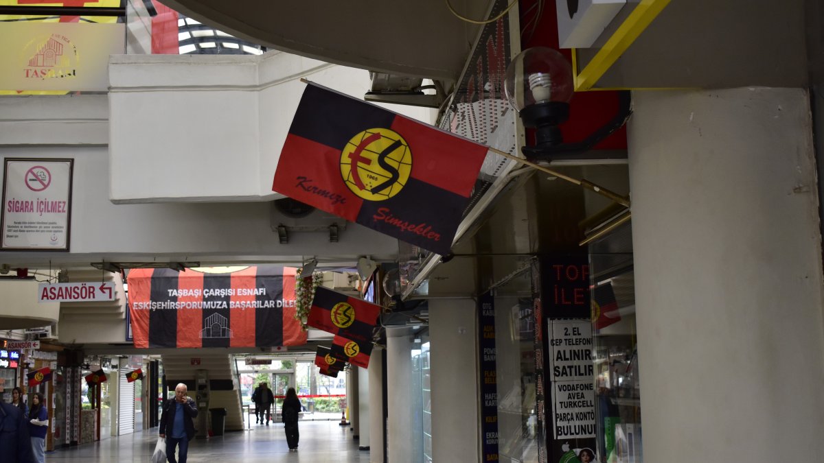 Eskişehir'de maç heyecanı: Kent kırmızı-siyaha büründü