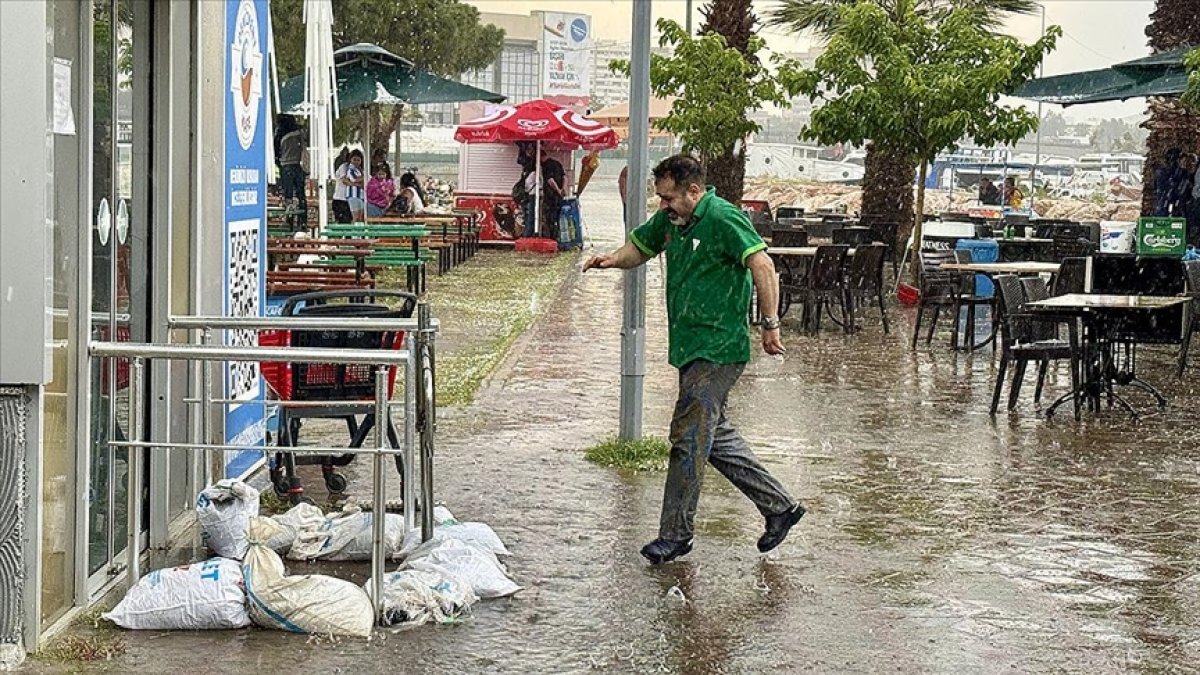 İzmir'de sağanak ve dolu etkili oldu