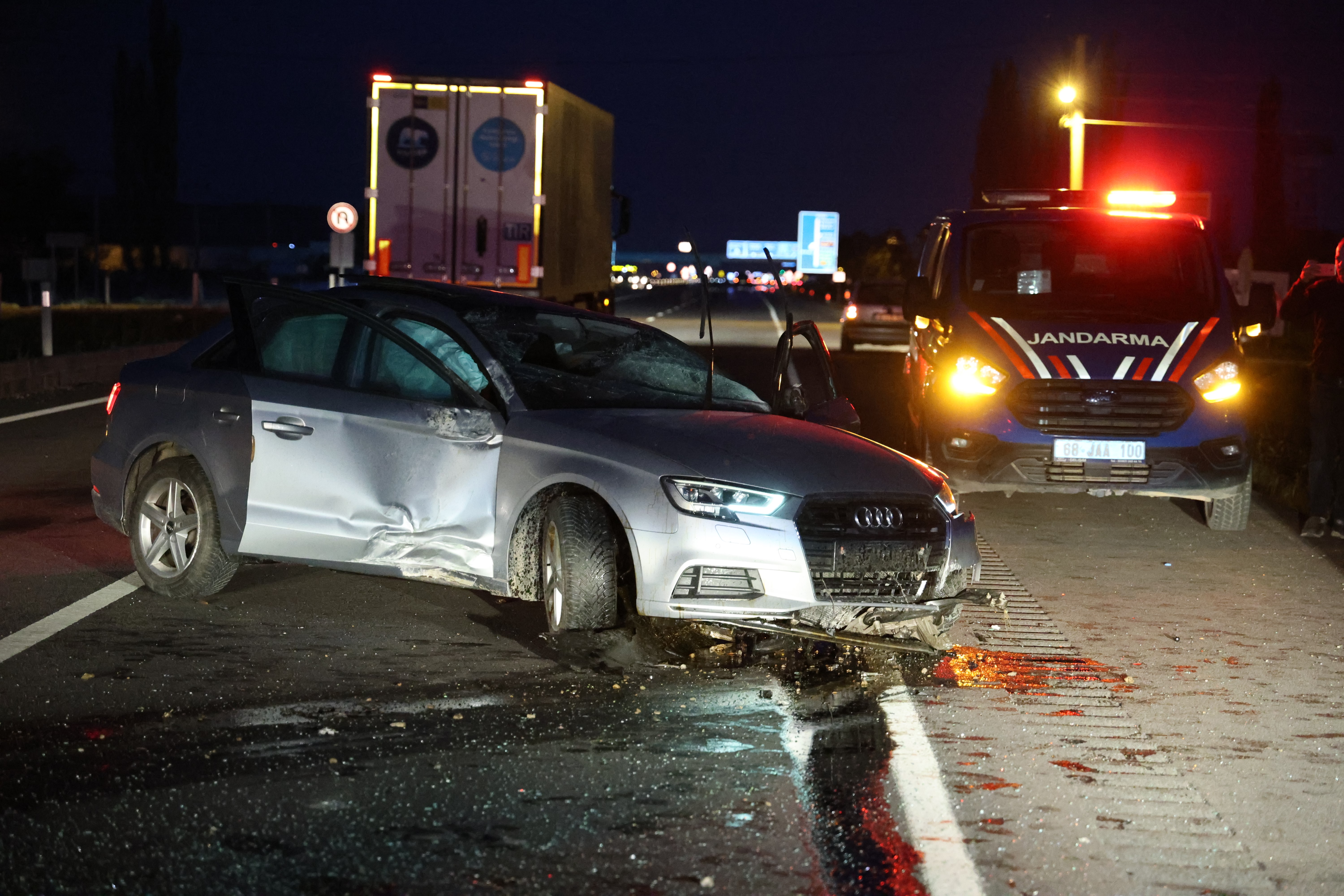 Aksaray'da otomobil takla attı: 2 yaralı