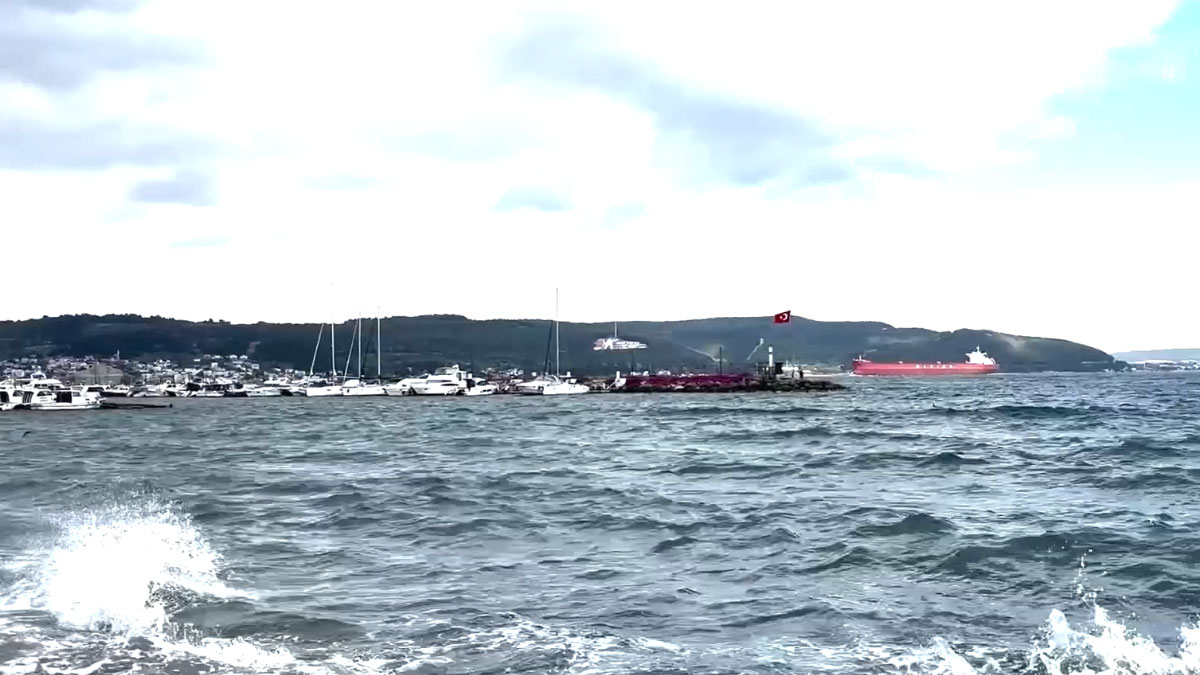 Çanakkale Boğazı'nda şiddetli rüzgar! Feribot seferleri iptal edildi