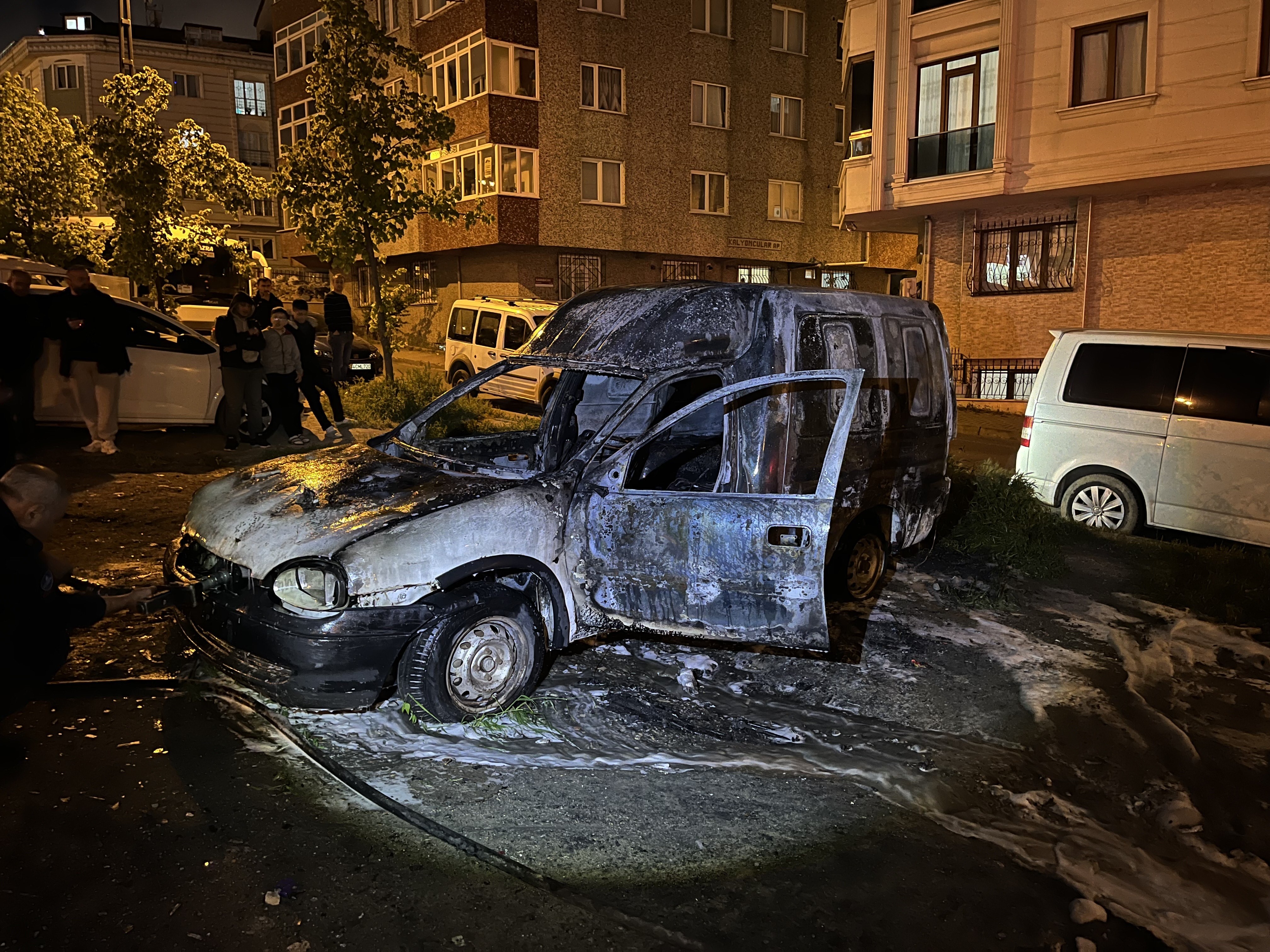 Küçükçekmece’de park halindeki araç alev alev yandı