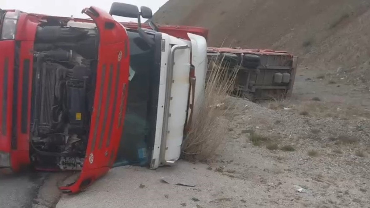 Beyaz eşya yüklü tır devrildi, sürücü yaralandı