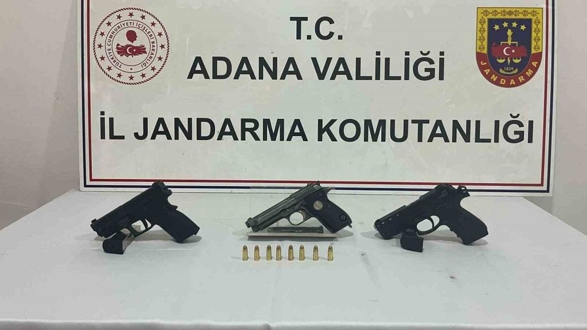 Adana'da 2 şüpheliye ait evlerde 3 ruhsatsız tabanca bulundu