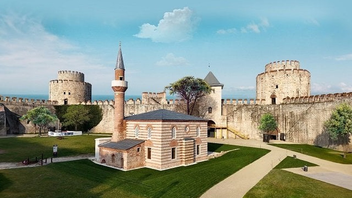 Yedikule Hisarı'ndaki Fatih Mescidi ibadete açıldı