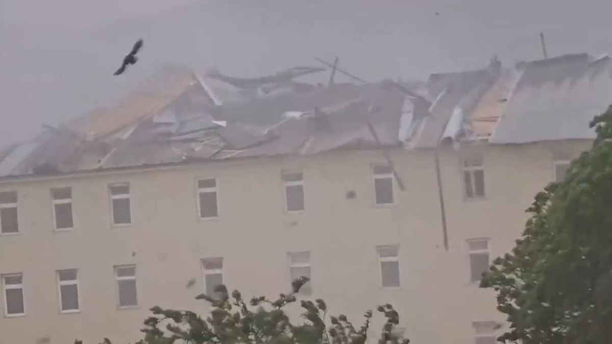 Mazgirt'te fırtına binanın çatısını uçurdu