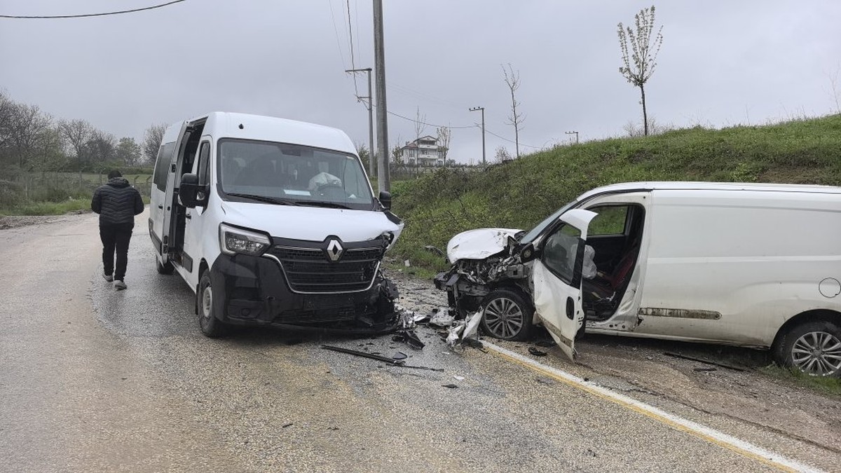 İnegöl'de servis minibüsü kazası: 13 yaralı