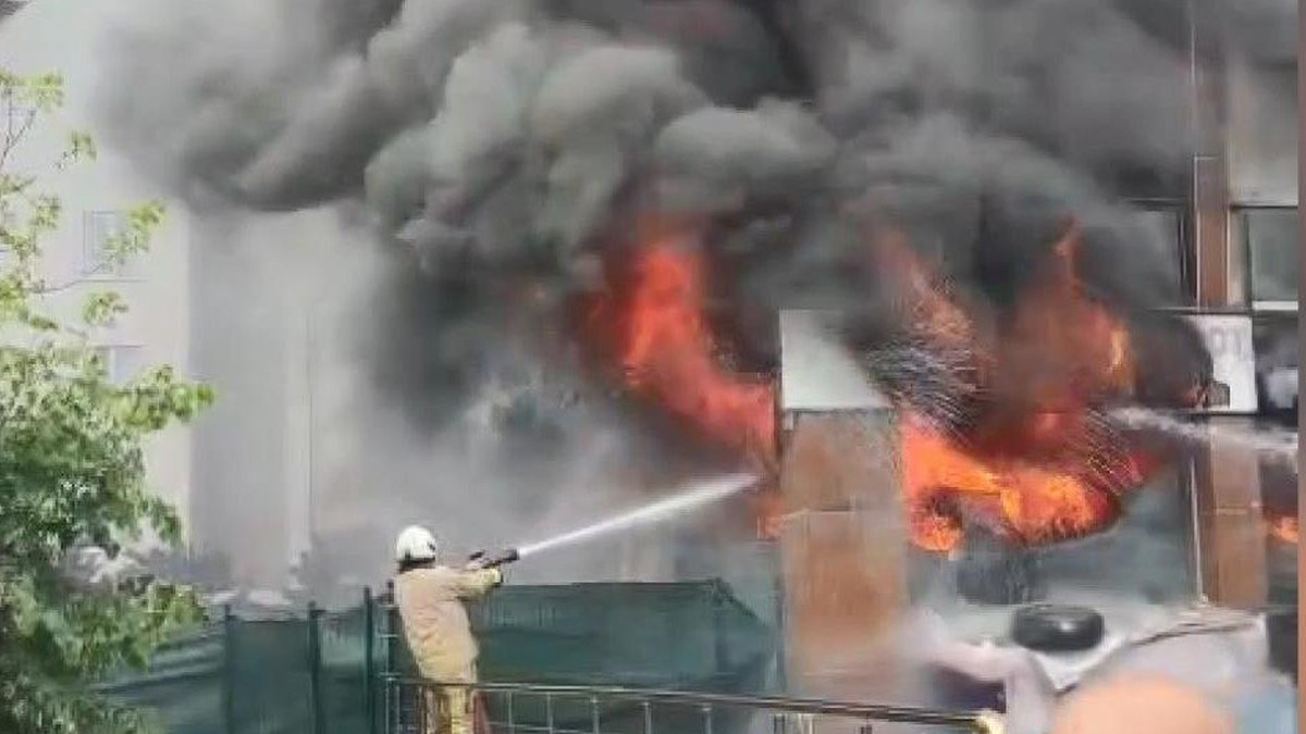 Kurtköy'de 7 katlı binada yangın